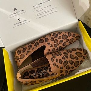 Vince camuto flats leopard print